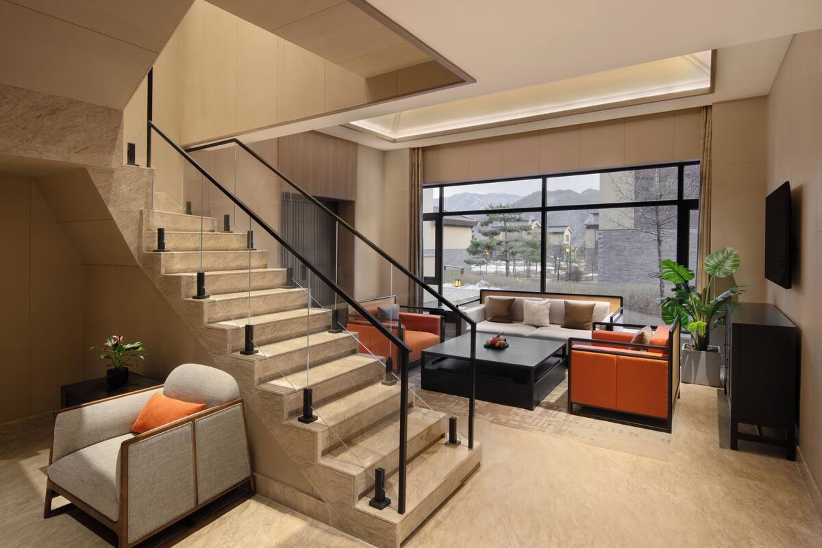 room, 1 king bed | down duvets, minibar, in-room safe, desk