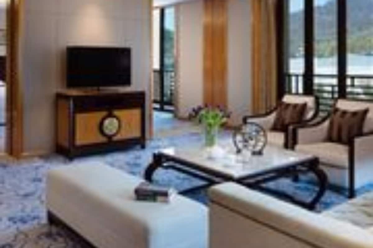 deluxe suite, 1 king bed, resort view | down duvets, minibar, in-room safe, desk