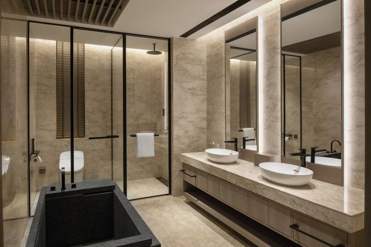 room, 1 king bed | bathroom | separate bathtub and shower, hair dryer, bathrobes, towels