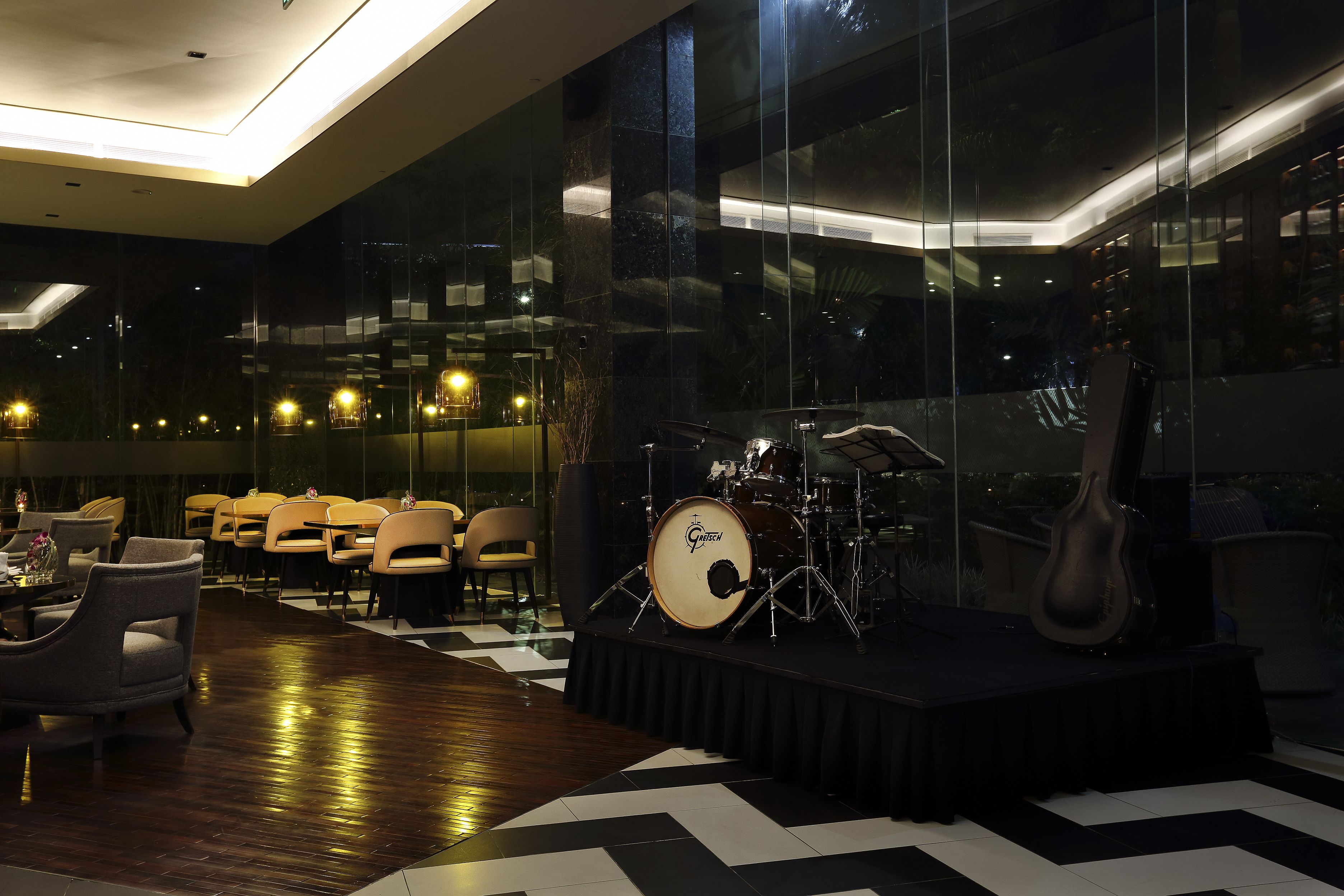 2 bars/lounges, lobby lounge