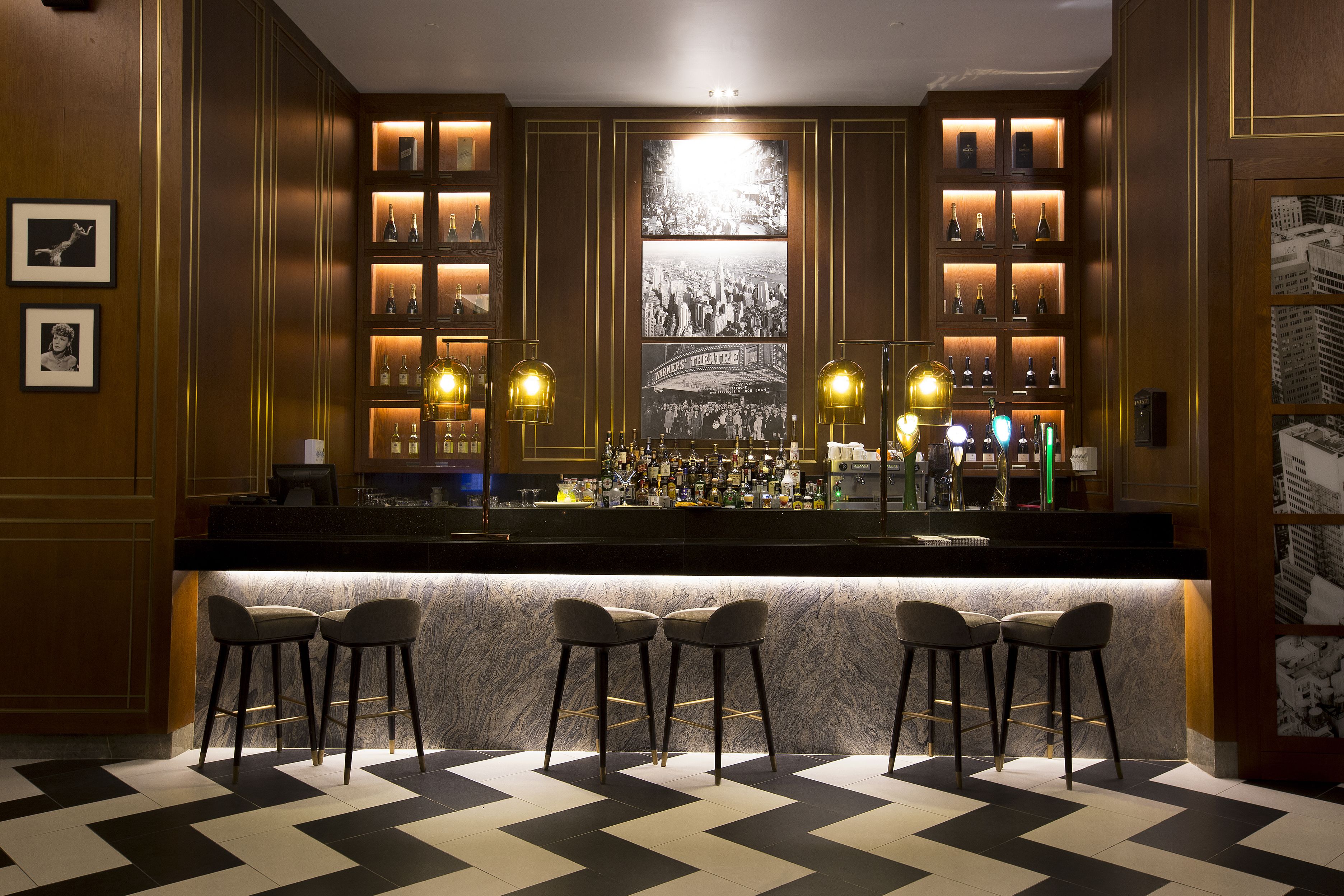 2 bars/lounges, lobby lounge