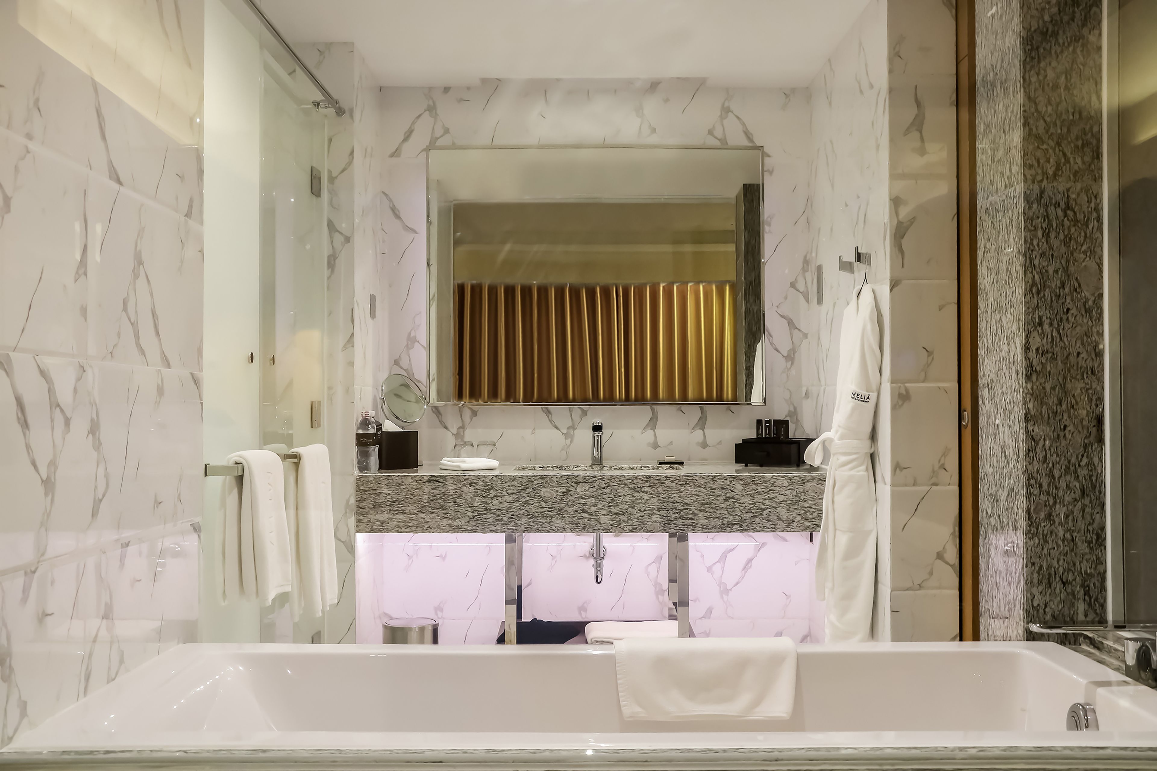 separate bathtub and shower, rainfall showerhead