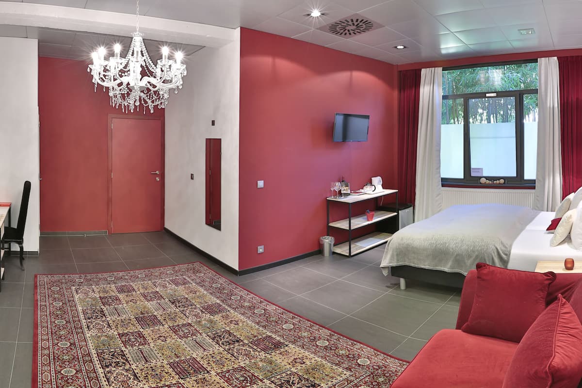 Süit | Minibar, ayrı ayrı dekore edilmiş, ayrı ayrı döşenmiş, masa