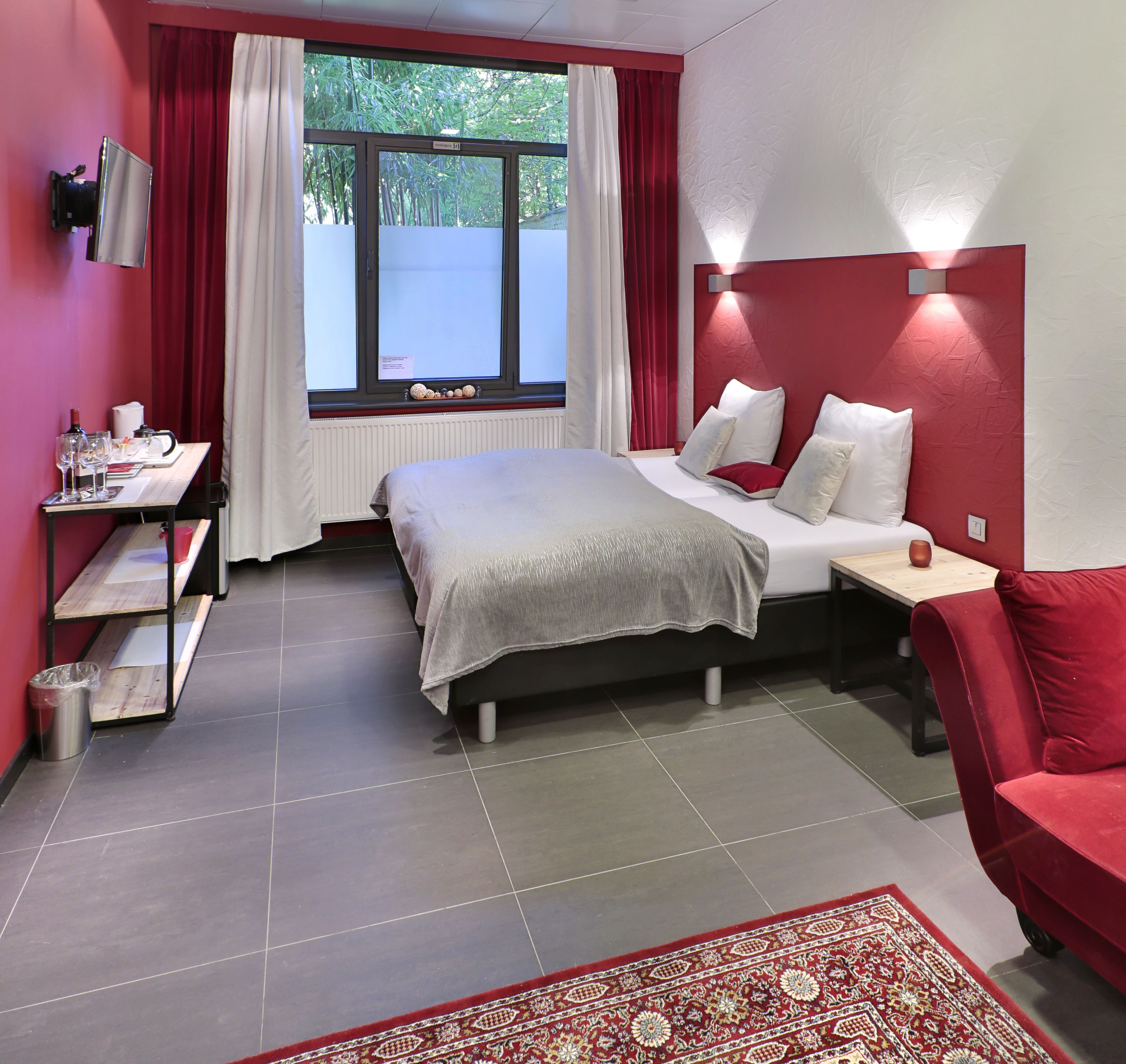 suite | living area | flat-screen tv