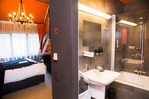 Minibar, individually decorated, individually furnished, desk - Hotel Moon (Sint-Niklaas)