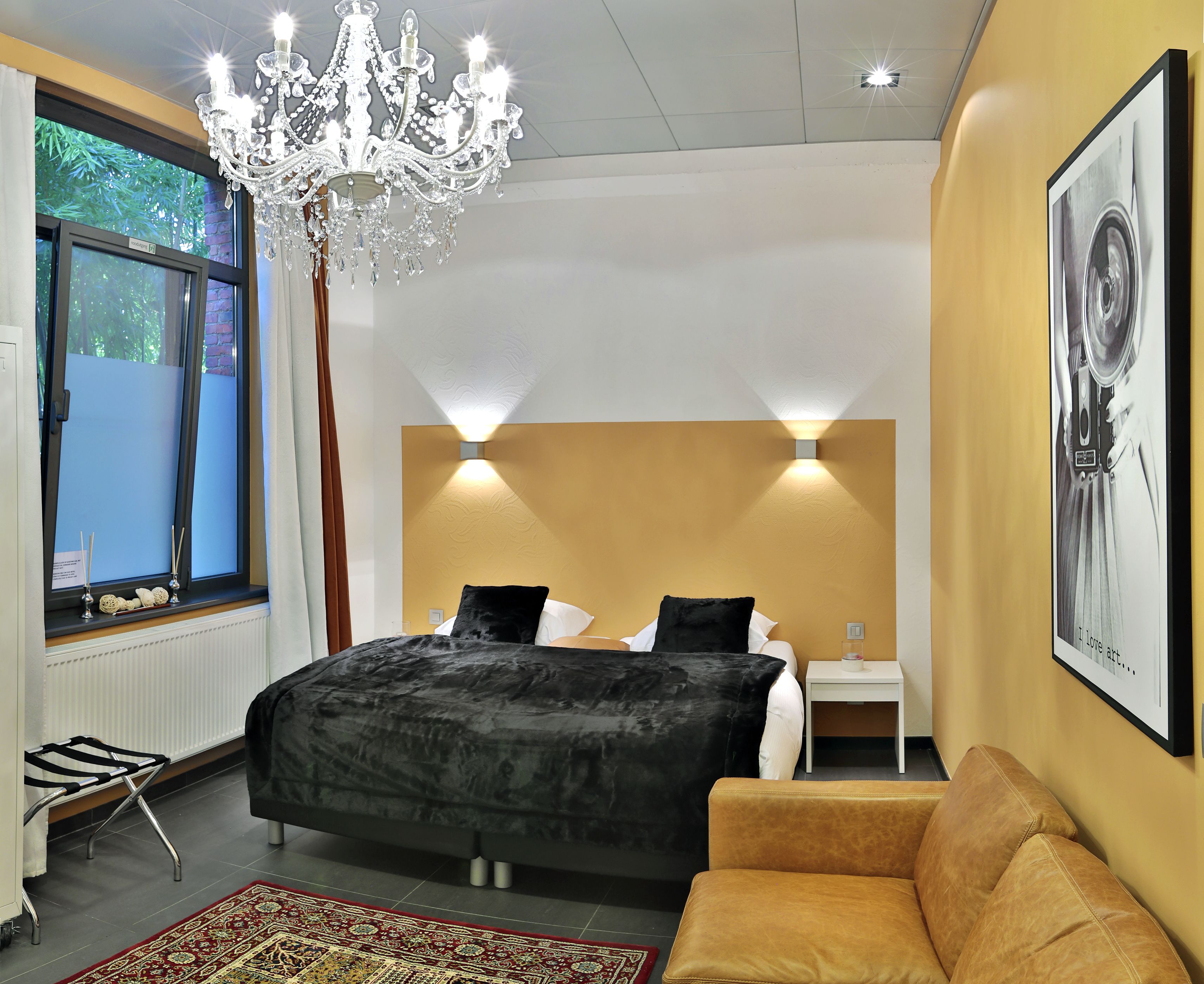 deluxe double room | minibar, individually decorated, individually furnished, desk