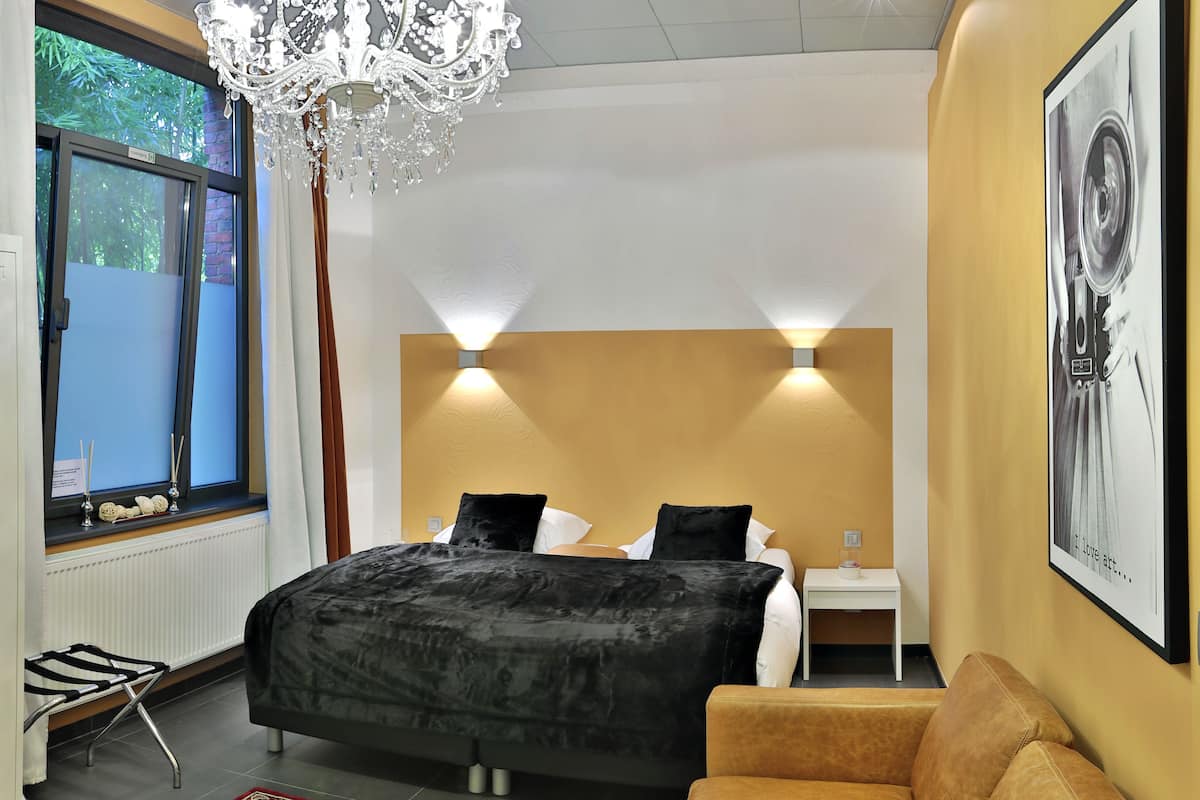 deluxe double room | minibar, individually decorated, individually furnished, desk