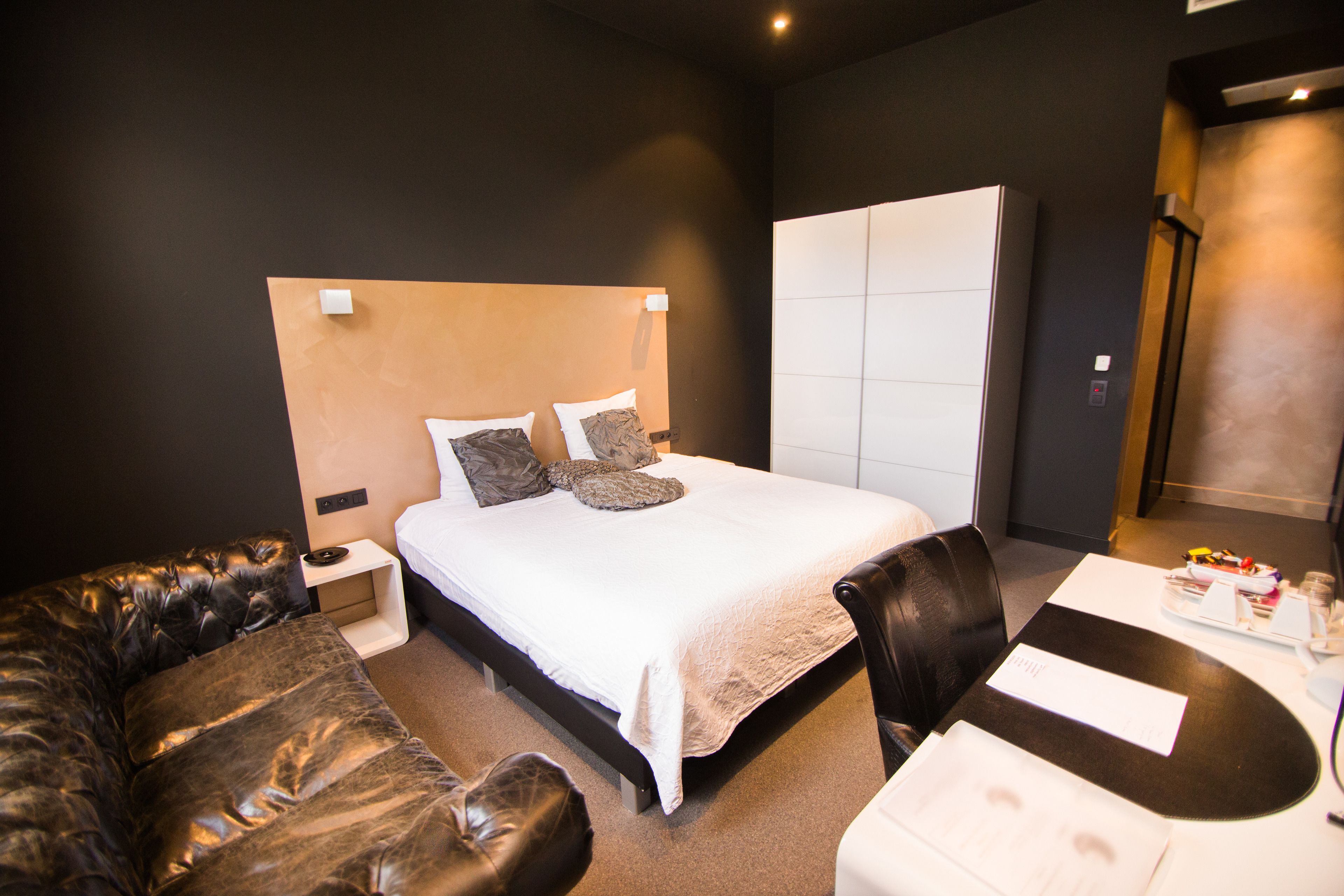 deluxe double room | minibar, individually decorated, individually furnished, desk