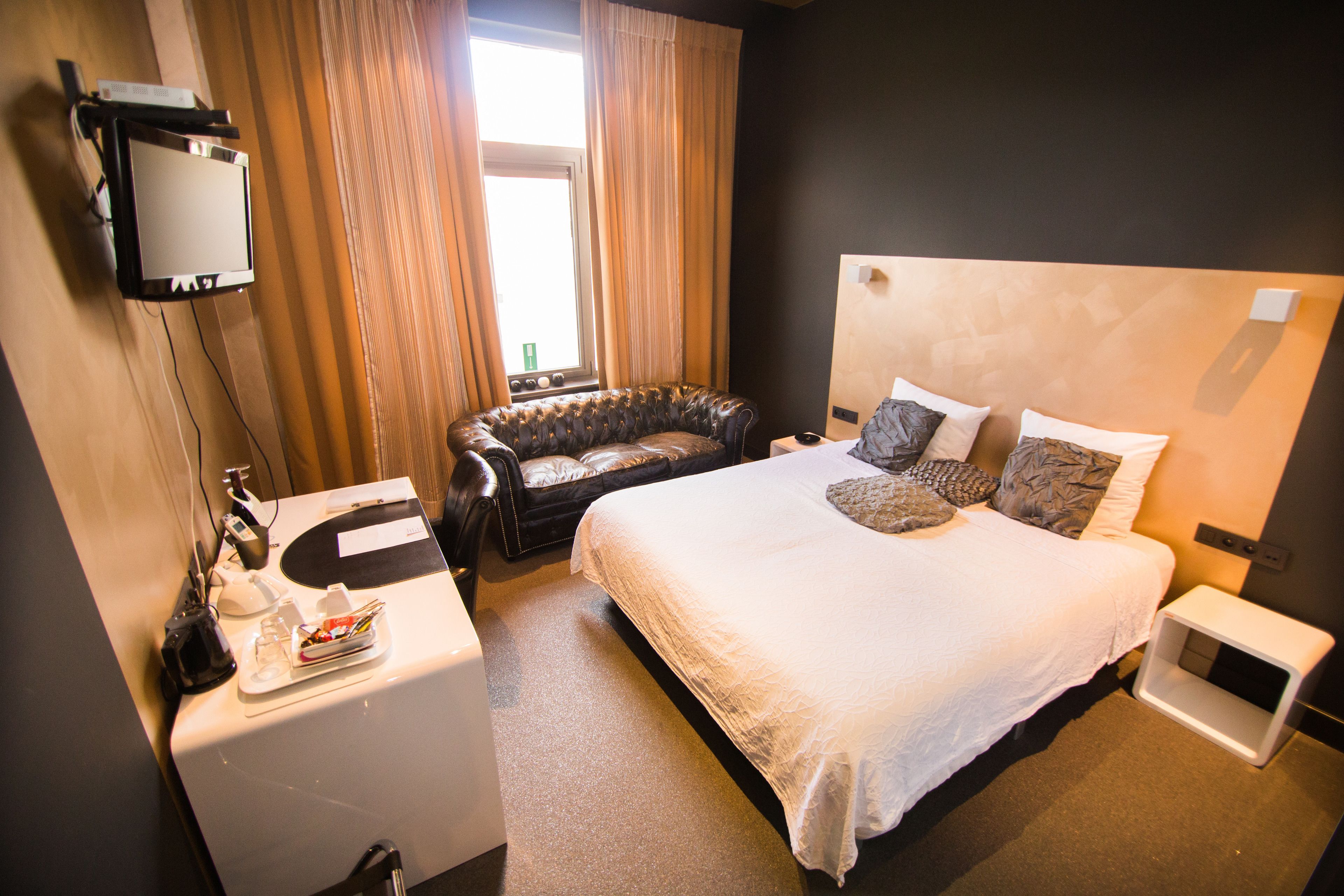 deluxe double room | minibar, individually decorated, individually furnished, desk