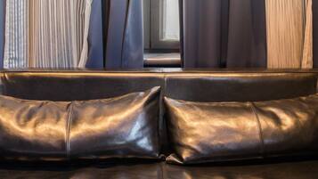 Deluxe Double Room | Minibar, individually decorated, individually furnished, desk