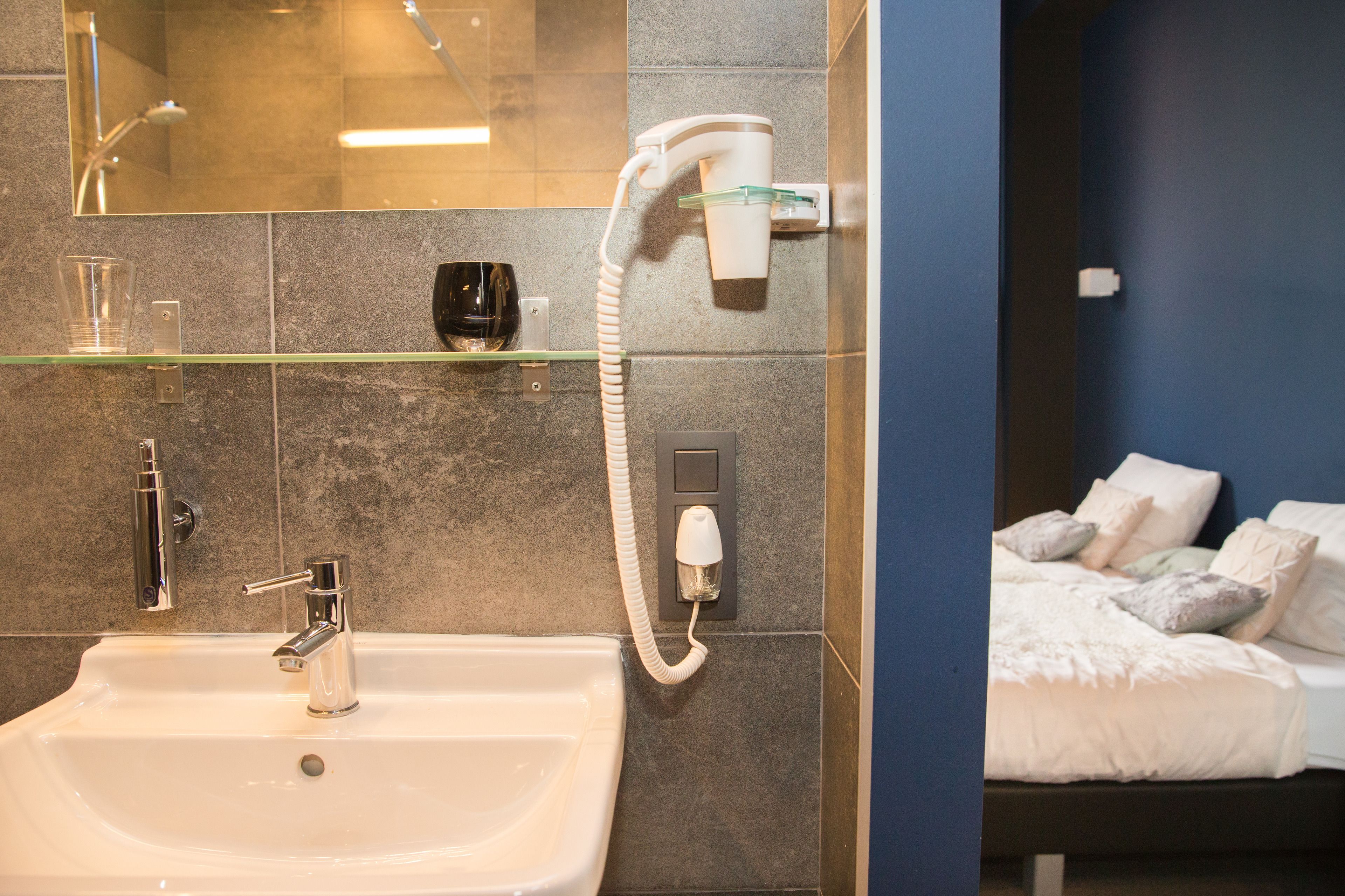 deluxe double room | bathroom | shower, free toiletries, hair dryer, slippers
