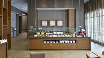 Sarapan prasmanan setiap hari (USD 20 per orang)