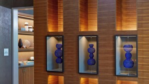 Een modern interieur met houten lambrisering en inbouwverlichting.