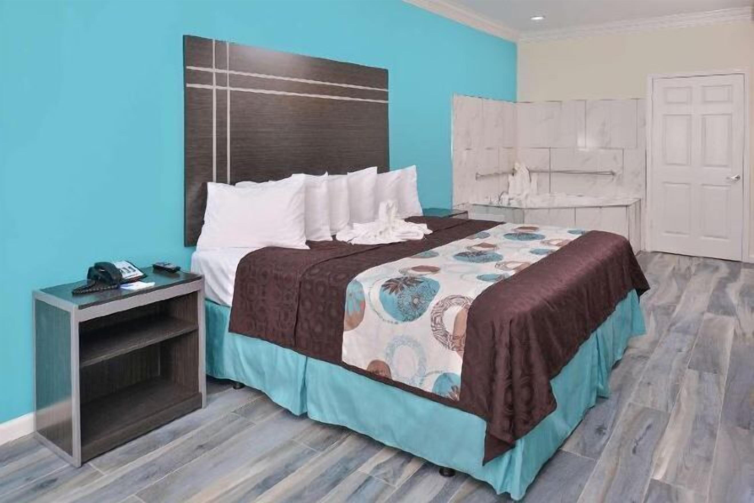 1 habitación, escritorio, tabla de planchar con plancha y camas extra 