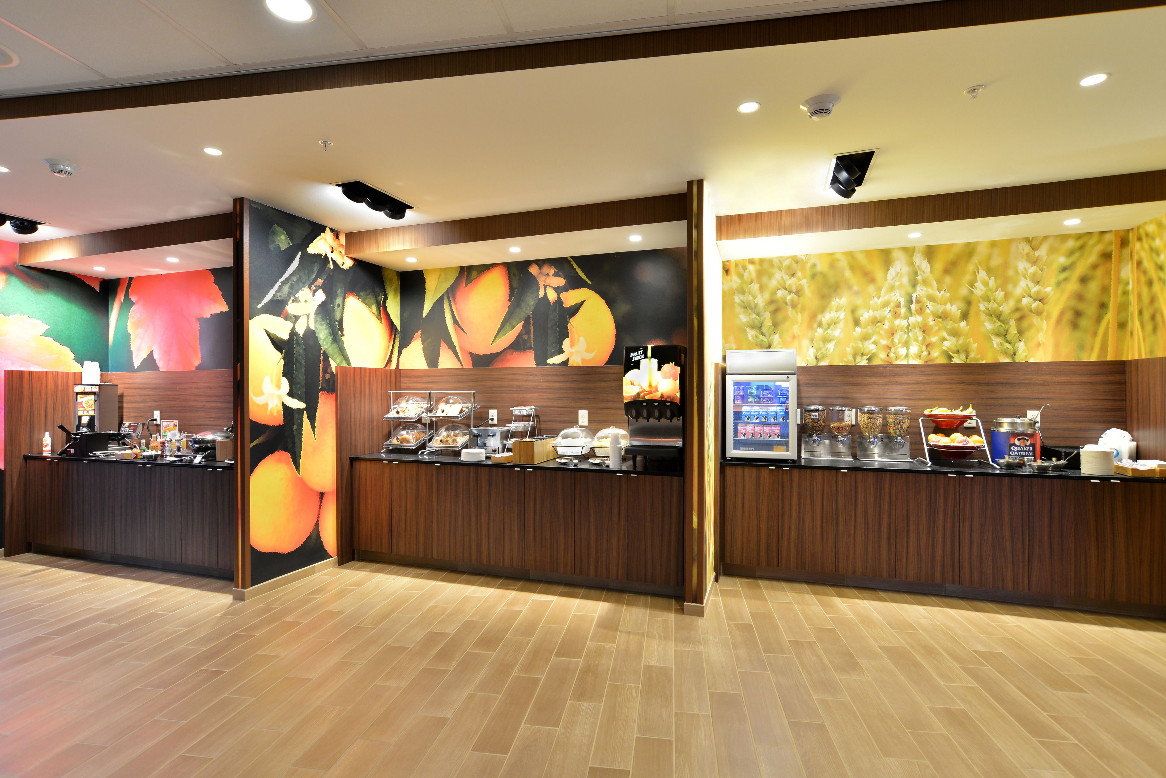 朝食 (コンチネンタル ブレックファスト)、毎日提供 (無料)