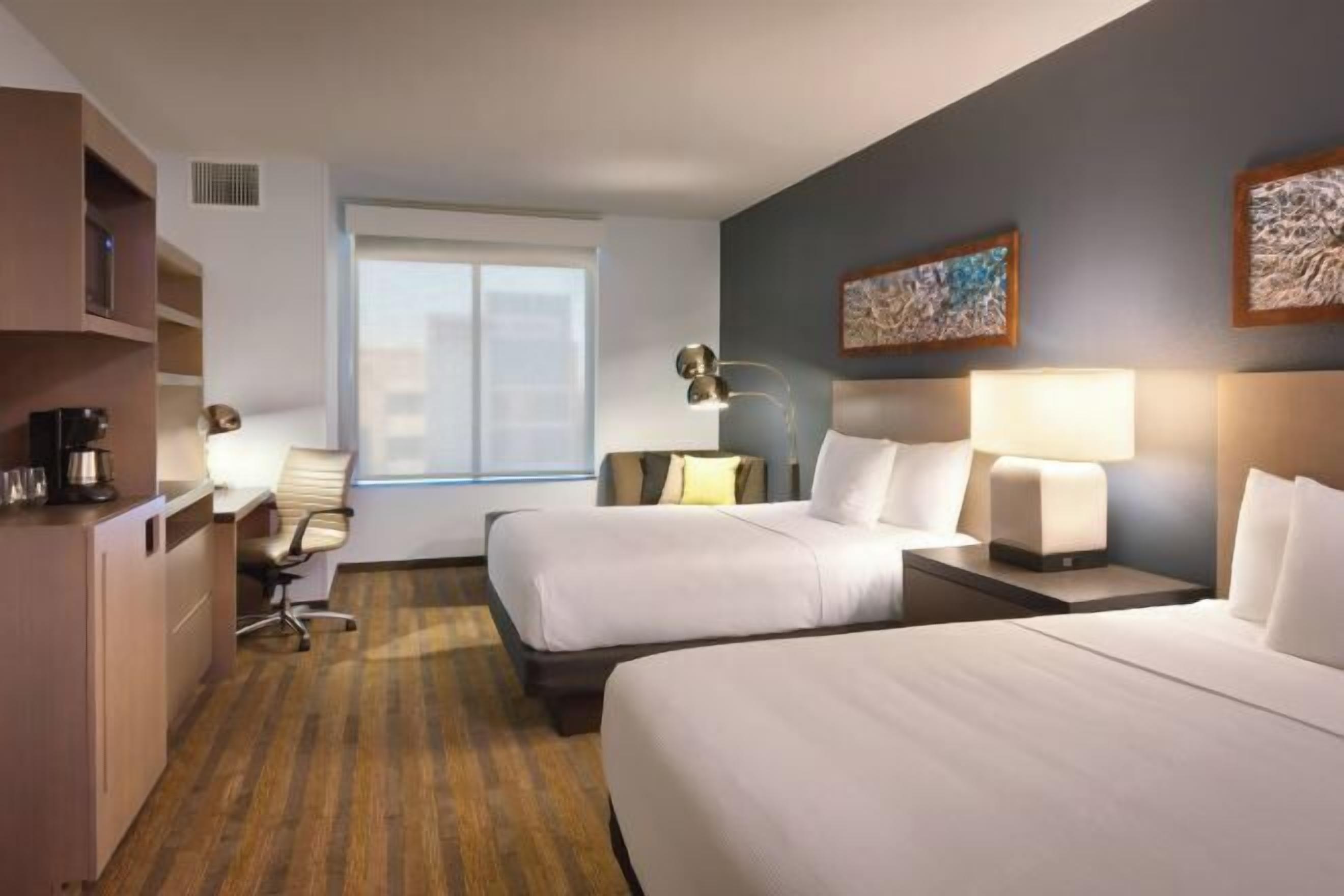 Caja de seguridad en la habitación, escritorio y cortinas blackout 