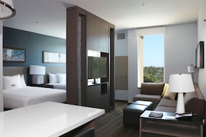 Zimmersafe, Schreibtisch, Verdunkelungsvorhänge, Bügeleisen/Bügelbrett