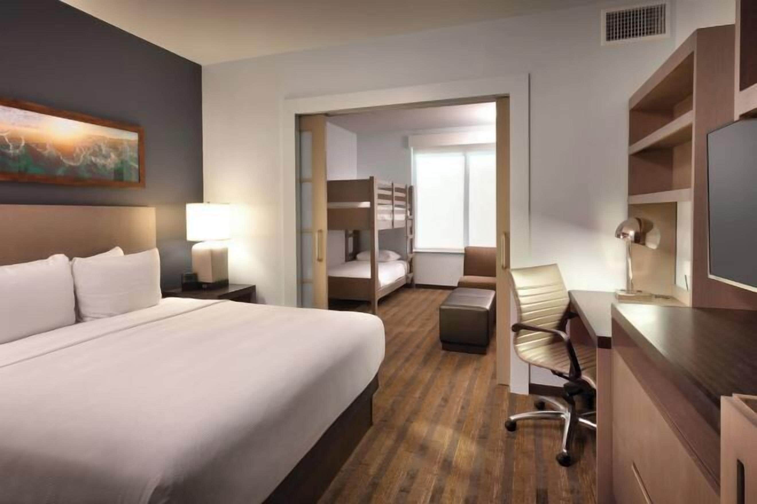 Caja de seguridad en la habitación, escritorio y cortinas blackout 