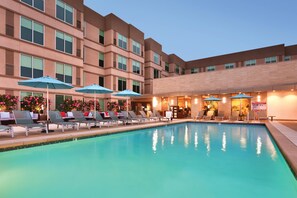 Outdoor pool, pool umbrellas - Hyatt House at Anaheim Resort/Convention Center (Anaheim)