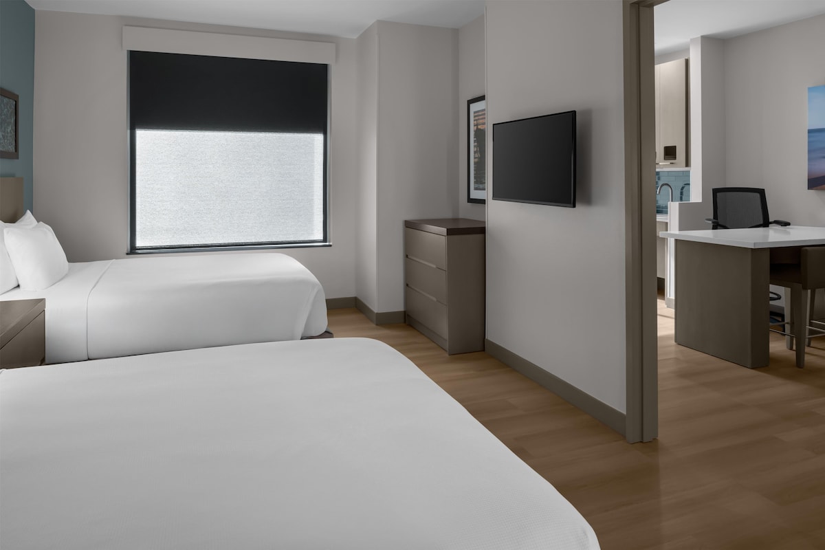 Suite, en esquina (2 Grand Queen Beds and 1 Sofa Bed) | Caja de seguridad en la habitación, escritorio y cortinas blackout 