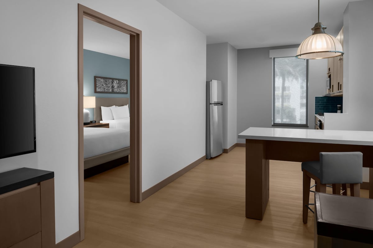 Suite, varias camas, con acceso para personas discapacitadas, tina | Caja de seguridad en la habitación, escritorio y cortinas blackout 