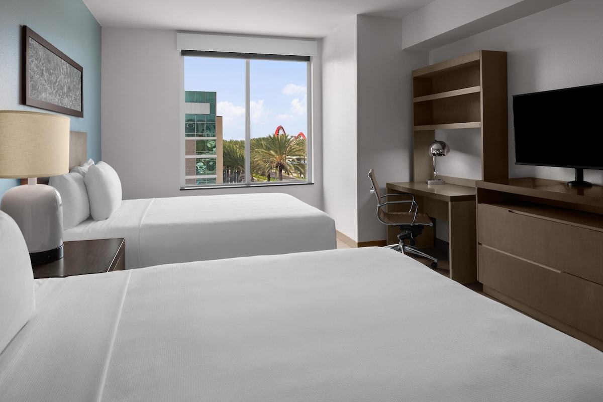 Suite, torre (2 Queen Beds and 1 Sofa Bed) | Caja de seguridad en la habitación, escritorio y cortinas blackout
