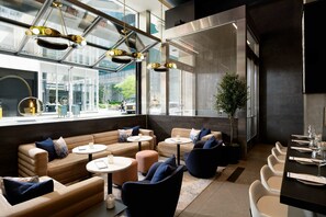 朝食、ディナーに営業