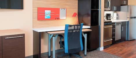 Suíte, 1 quarto, para não fumantes | 1 quarto, espaço de trabalho para notebook