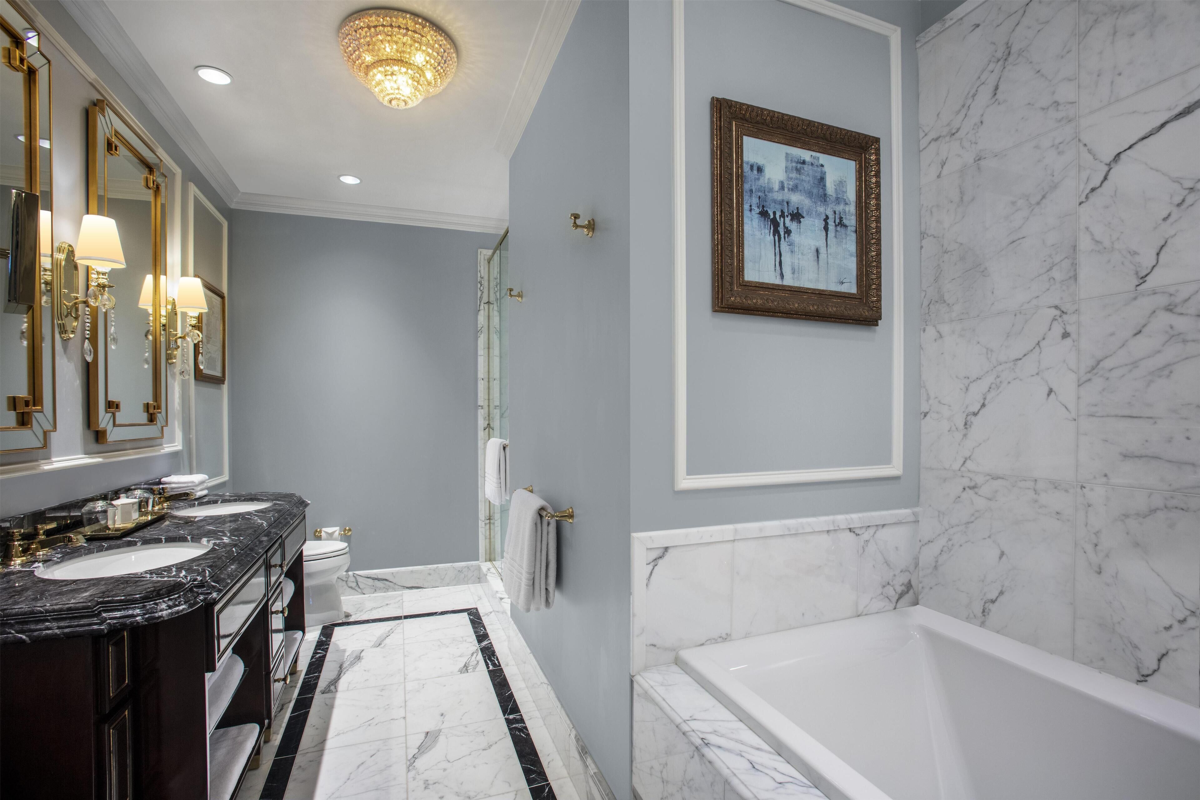 ห้องสวีท, 1 ห้องนอน, 2 ห้องน้ำ | ห้องน้ำ | อ่างอาบน้ำแบบแช่ตัว, ของใช้ในห้องน้ำฟรี, ไดร์เป่าผม, เสื้อคลุมอาบน้ำ