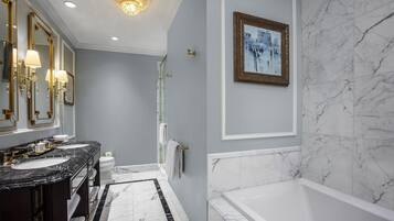 ห้องสวีท, 1 ห้องนอน, 2 ห้องน้ำ | ห้องน้ำ | อ่างอาบน้ำแบบแช่ตัว, ของใช้ในห้องน้ำฟรี, ไดร์เป่าผม, เสื้อคลุมอาบน้ำ