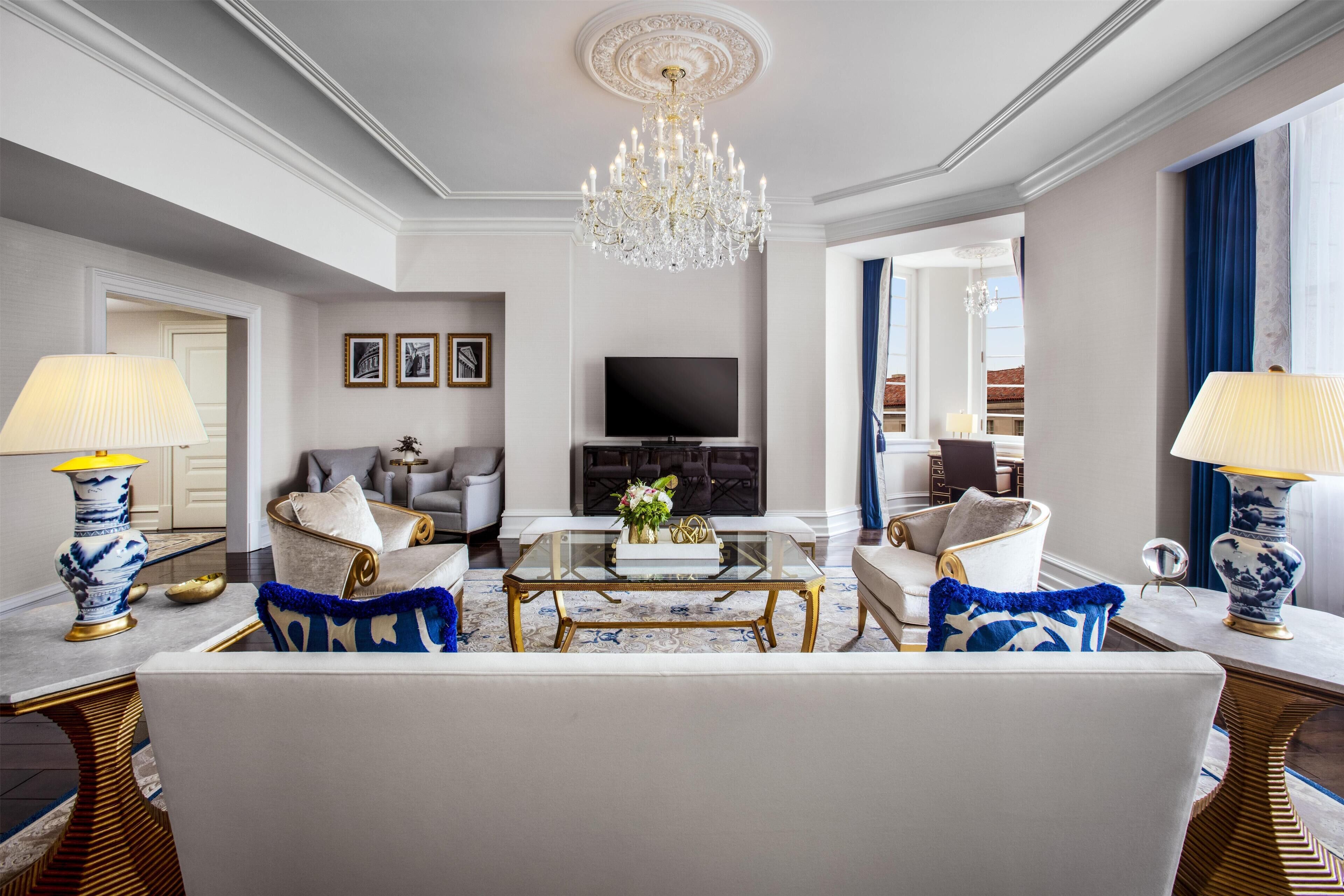 Suite, 1 Bedroom | Living area