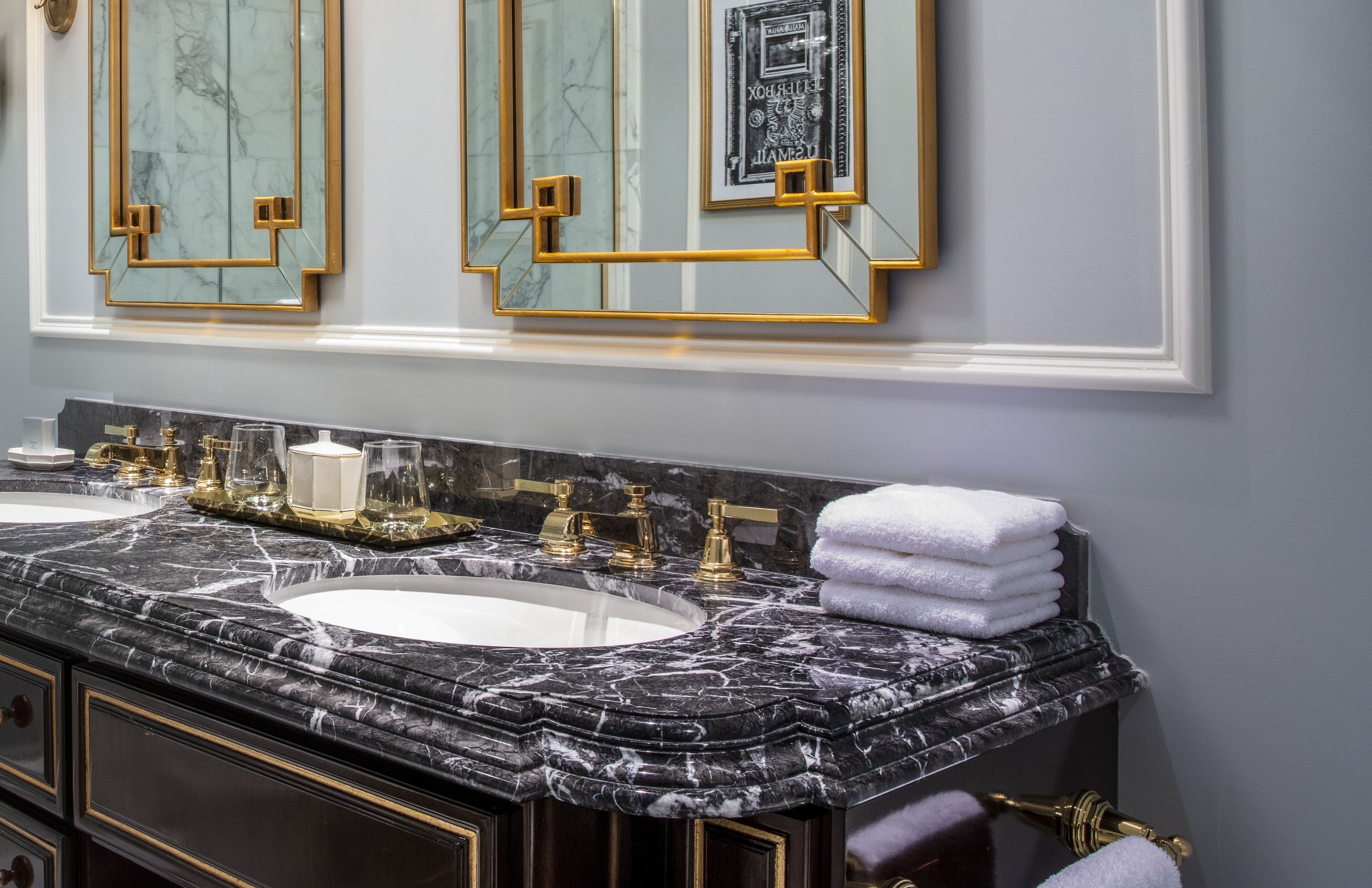 حوض استحمام عميق، مستلزمات مجانية للعناية الشخصية، مجففات شعر