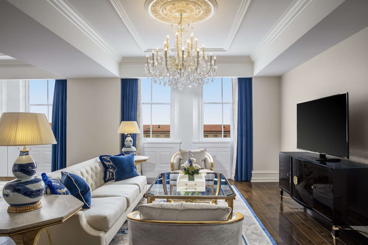 Suite, 1 Bedroom | Living area