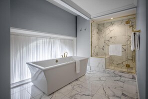 Townhome, 1 King Bed (Bi-Level) | Bathroom | Deep-soaking bathtub, free toiletries, hair dryer, bathrobes
