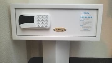 Un clavier de sécurité doté d’une plaque métallique portant l’inscription « Unity » et d’une carte contenant un code de sécurité.