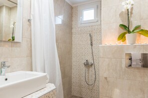 XXXSuperior Suite, Sea View | Kylpyhuone | Suihku, ilmaiset hygieniatuotteet, hiustenkuivaaja, pyyhkeet