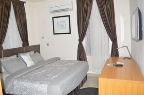 Habitación Deluxe doble | Ropa de cama de alta calidad, caja fuerte, sistema de insonorización