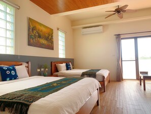 ห้องสแตนดาร์ดสำหรับสี่ท่าน, เตียงควีนไซส์ 2 เตียง, ระเบียง | ผ้าม่านกันแสง, Wi-Fi ฟรี, ผ้าปูที่นอน