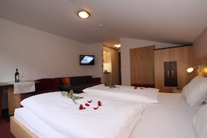 In-room safe, desk, free cots/infant beds, free WiFi - Hotel Garni Tirol (Walchsee)