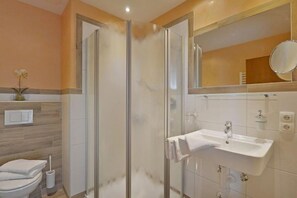 Suite, 1 Bedroom, Kitchen, Mountain View (Morgensonne, Cleaning fee 70EUR) | Bathroom | Shower, towels - Hotel Garni Tirol (Walchsee)