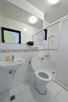 シャワー、バスアメニティ (無料)、ヘアドライヤー、スリッパ