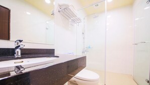 Japanese-style quadruple room | Bathroom - Yue Ting Homestay (Shoufeng)