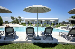Una piscina al aire libre de temporada (de 08:00 a 20:00), tumbonas