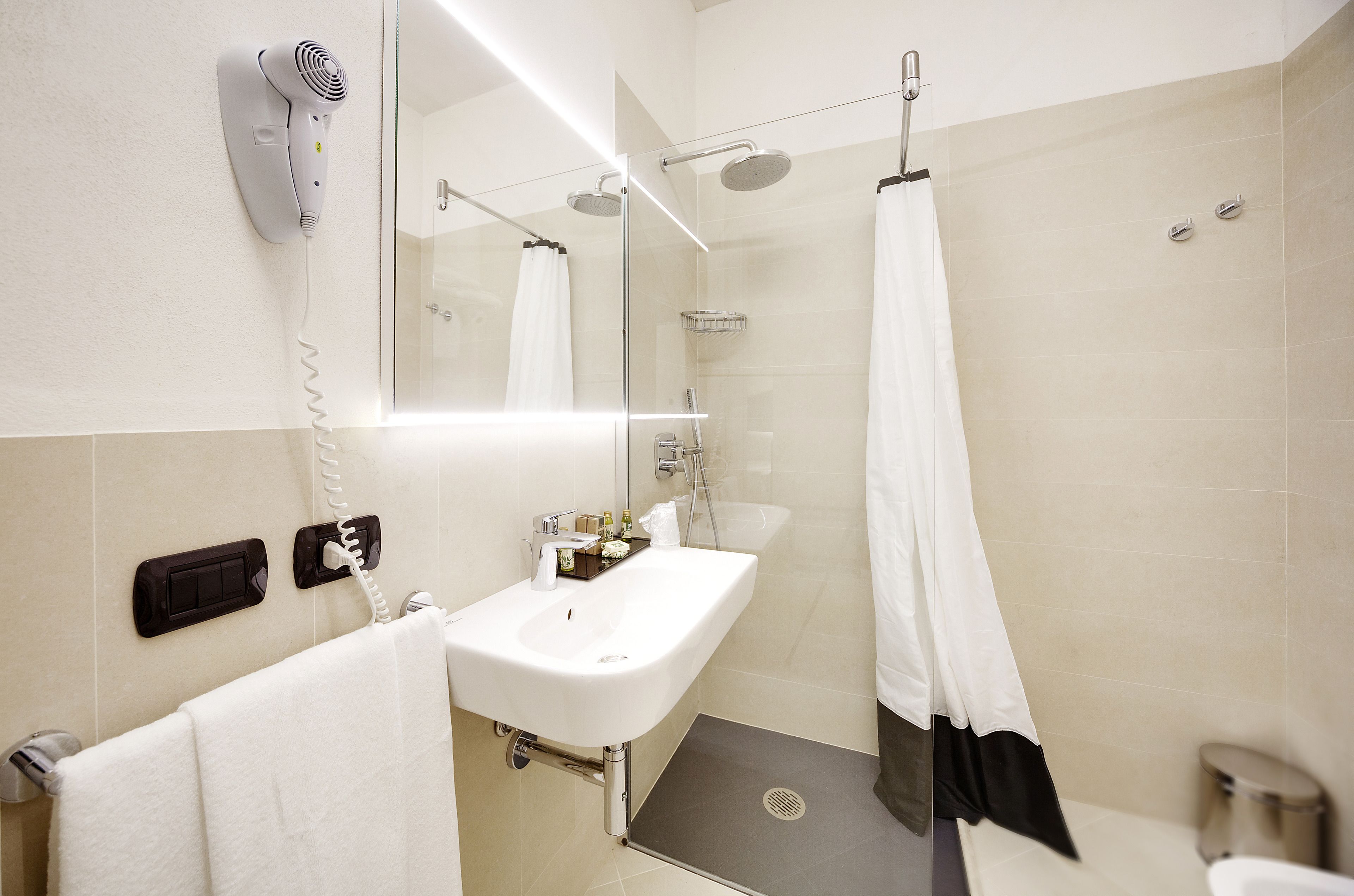 shower, rainfall showerhead, free toiletries, hair dryer