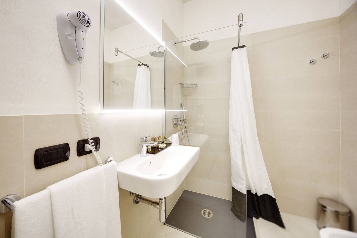 shower, rainfall showerhead, free toiletries, hair dryer