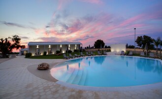 Una piscina al aire libre de temporada (de 08:00 a 20:00), tumbonas