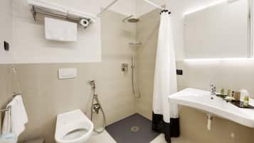 Een douche, een regendouche, gratis toiletartikelen, een haardroger