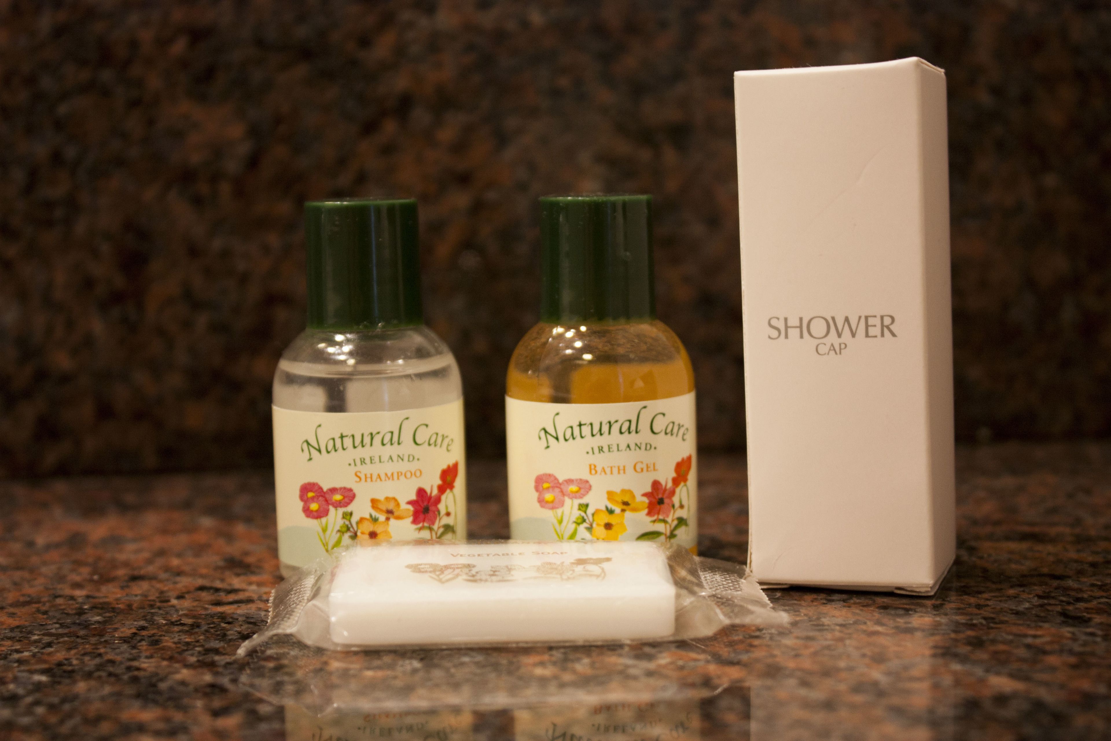 twin room | bathroom | combined shower/bathtub, deep-soaking bathtub, free toiletries