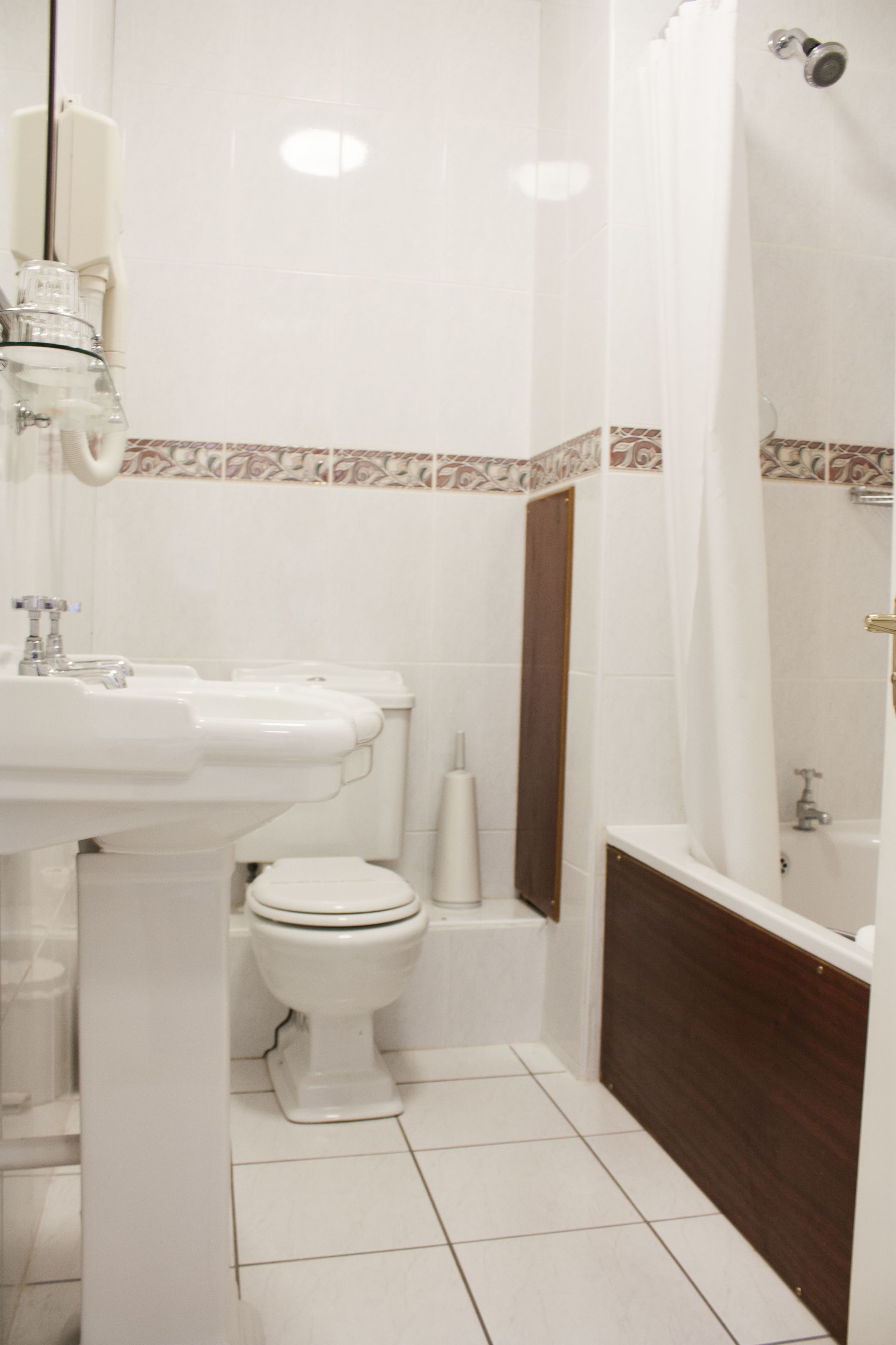 double room | bathroom | combined shower/bathtub, deep-soaking bathtub, free toiletries