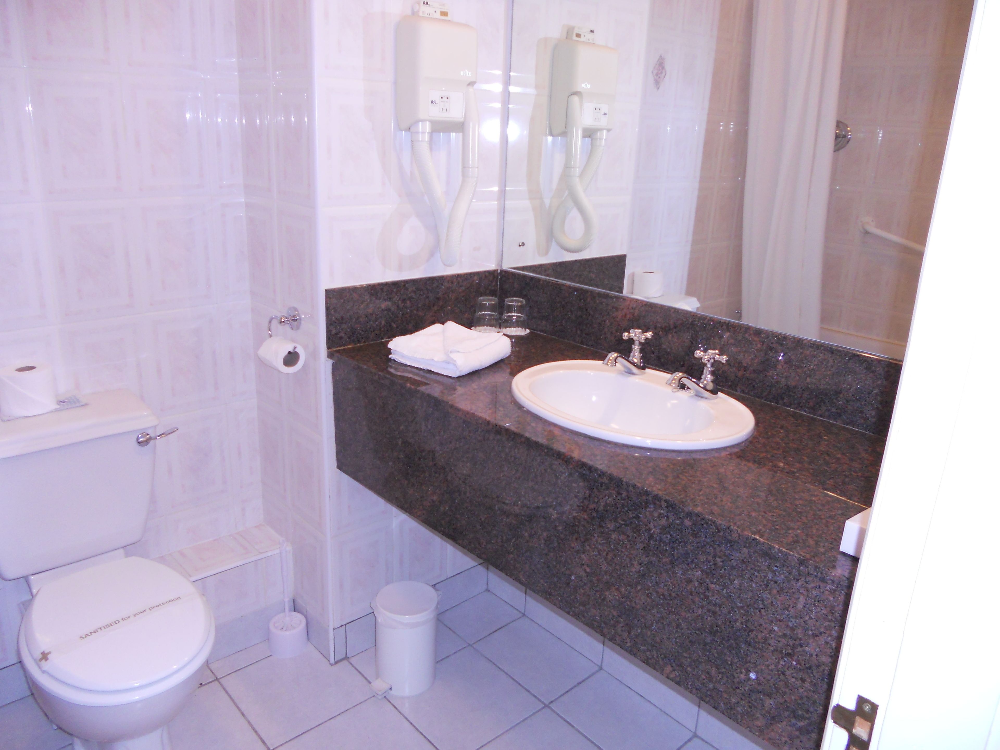 triple room | bathroom | combined shower/bathtub, deep-soaking bathtub, free toiletries